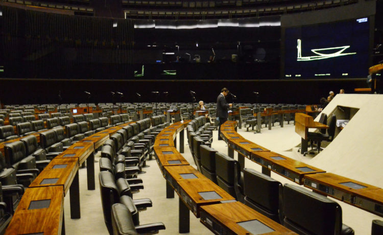 deputados estuda lei para reajuste de planos de saúde empresariais